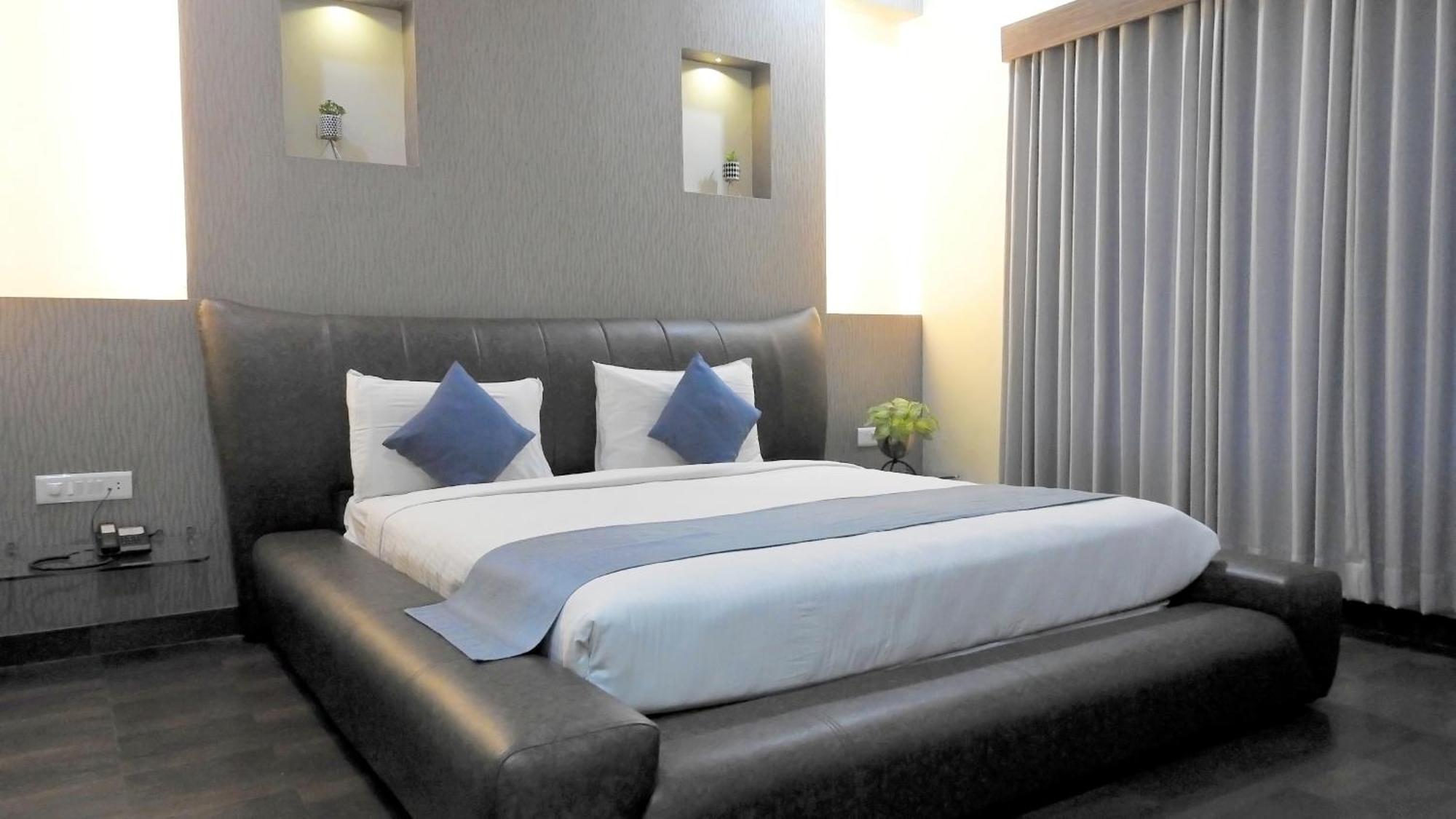 Hotel Sai Miracle Shirdi Esterno foto