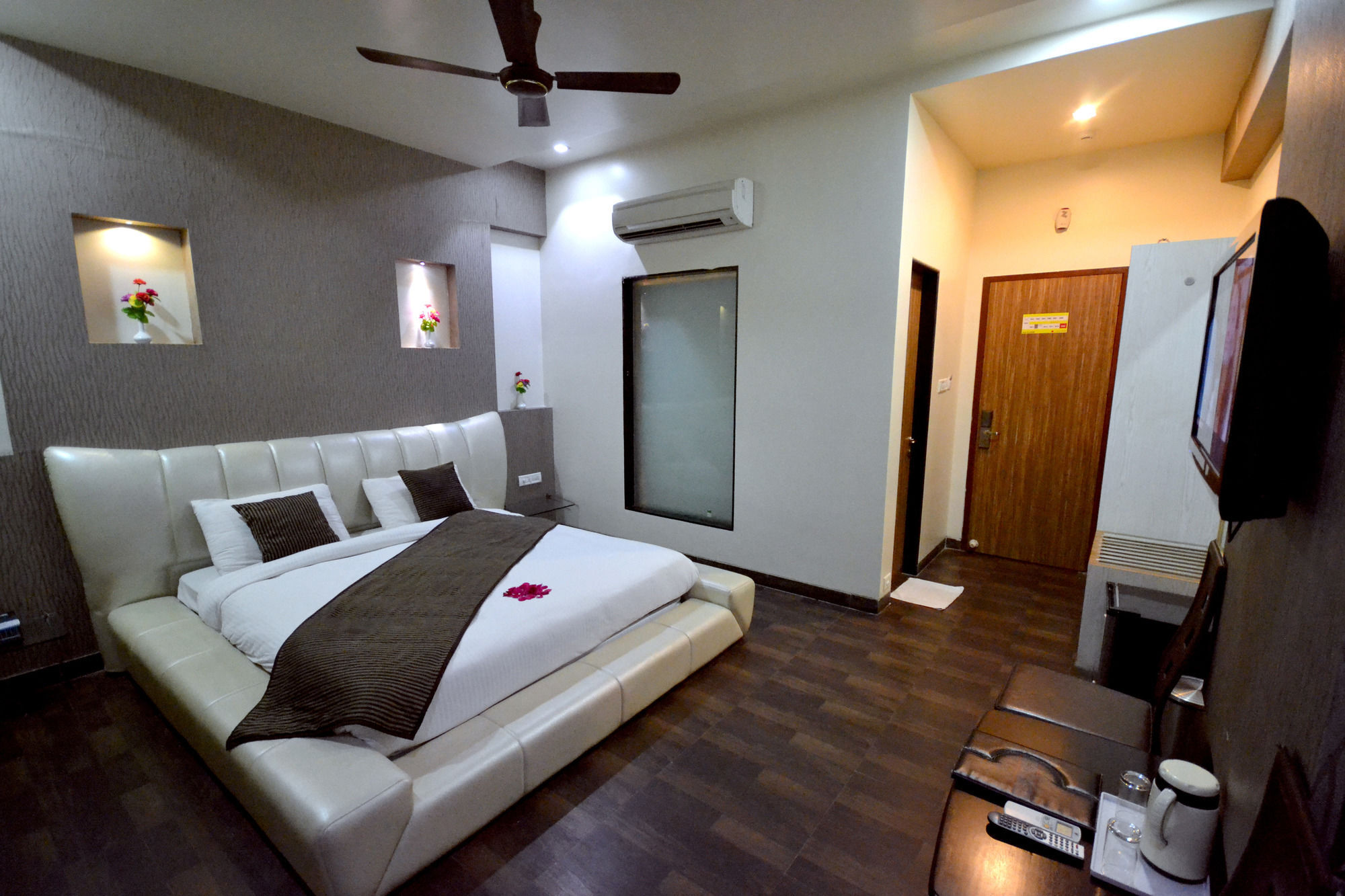 Hotel Sai Miracle Shirdi Esterno foto